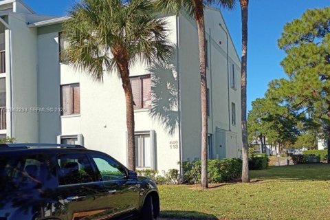 Condo in West Palm Beach, Florida, 2 bedrooms № 2031643 - photo 23