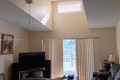 Condo in West Palm Beach, Florida, 2 bedrooms № 2031643 - photo 4