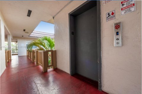Condominio en venta en Hialeah, Florida, 2 dormitorios, 74.51 m2 № 2154659 - foto 15