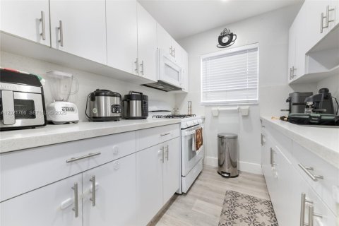 Condominio en venta en Hialeah, Florida, 2 dormitorios, 74.51 m2 № 2154659 - foto 8