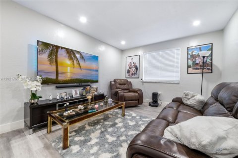 Condominio en venta en Hialeah, Florida, 2 dormitorios, 74.51 m2 № 2154659 - foto 6
