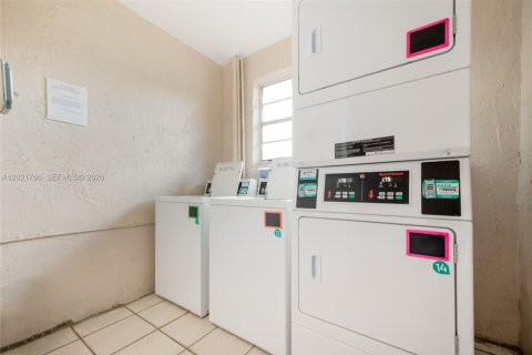 Condominio en venta en Hialeah, Florida, 2 dormitorios, 74.51 m2 № 2154659 - foto 16