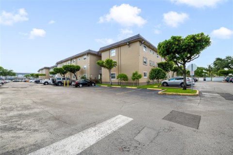 Condominio en Hialeah, Florida, 2 dormitorios № 2154659