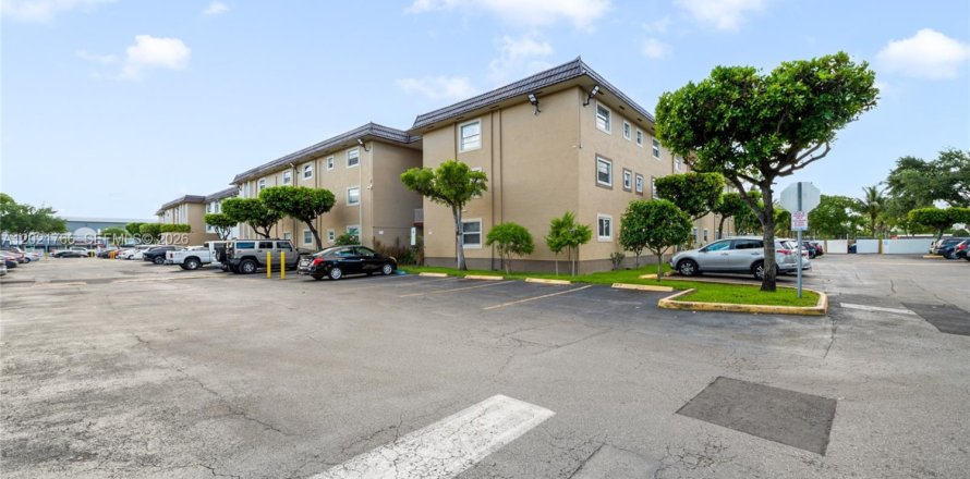 Condominio en Hialeah, Florida, 2 dormitorios № 2154659