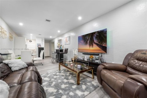 Condominio en venta en Hialeah, Florida, 2 dormitorios, 74.51 m2 № 2154659 - foto 4