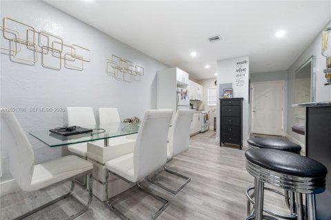 Condominio en venta en Hialeah, Florida, 2 dormitorios, 74.51 m2 № 2154659 - foto 9