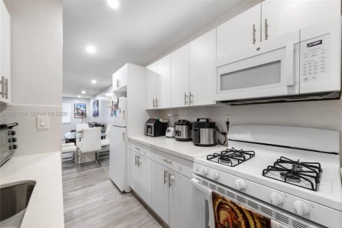 Condominio en venta en Hialeah, Florida, 2 dormitorios, 74.51 m2 № 2154659 - foto 2