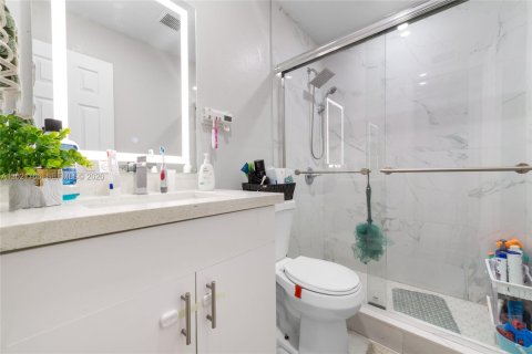 Condominio en venta en Hialeah, Florida, 2 dormitorios, 74.51 m2 № 2154659 - foto 3