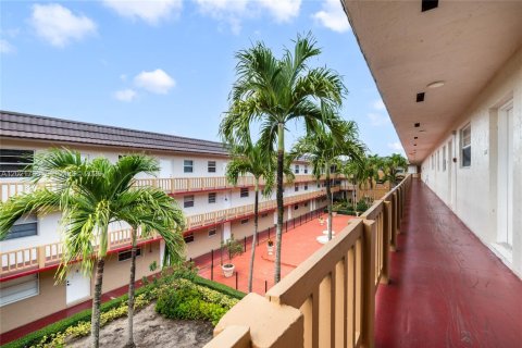 Condominio en venta en Hialeah, Florida, 2 dormitorios, 74.51 m2 № 2154659 - foto 13