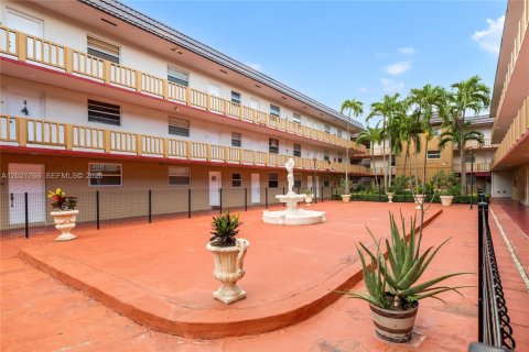 Condominio en venta en Hialeah, Florida, 2 dormitorios, 74.51 m2 № 2154659 - foto 14