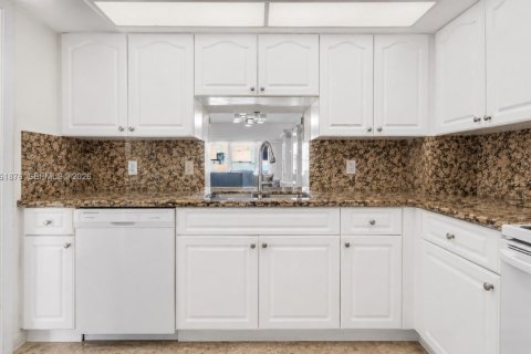 Condo in Lauderdale-by-the-Sea, Florida, 1 bedroom  № 2292752 - photo 10