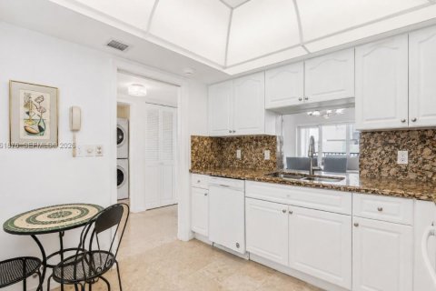 Condo in Lauderdale-by-the-Sea, Florida, 1 bedroom  № 2292752 - photo 12