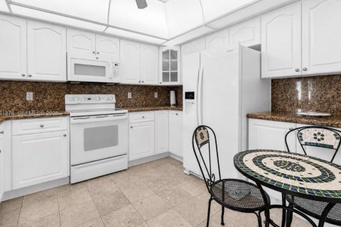 Condo in Lauderdale-by-the-Sea, Florida, 1 bedroom  № 2292752 - photo 11