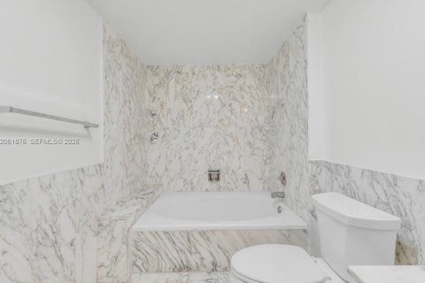 Condo in Lauderdale-by-the-Sea, Florida, 1 bedroom  № 2292752 - photo 17