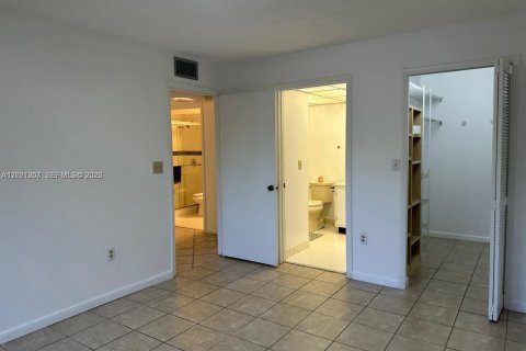 Condo in Doral, Florida, 2 bedrooms  № 2087993 - photo 8