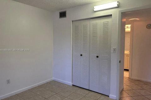 Condo in Doral, Florida, 2 bedrooms  № 2087993 - photo 11