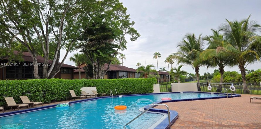 Condo in Doral, Florida, 2 bedrooms  № 2087993