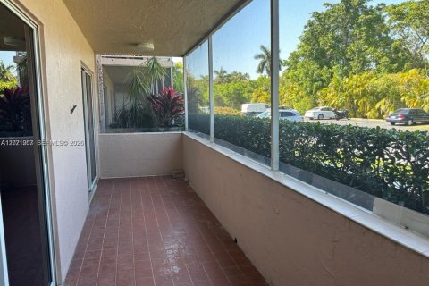 Condo in Doral, Florida, 2 bedrooms  № 2087993 - photo 13