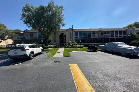 Condo in Doral, Florida, 2 bedrooms  № 2087993 - photo 16