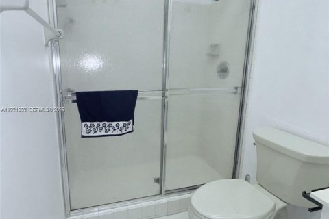 Condo in Doral, Florida, 2 bedrooms  № 2087993 - photo 12