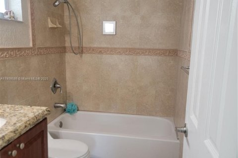 Casa en venta en Hialeah, Florida, 4 dormitorios, 173.08 m2 № 1965019 - foto 7