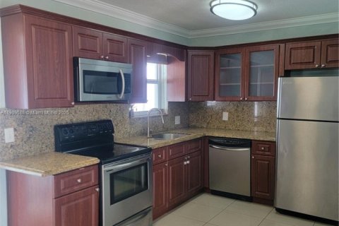 Casa en venta en Hialeah, Florida, 4 dormitorios, 173.08 m2 № 1965019 - foto 4