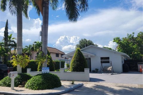 Casa en venta en Hialeah, Florida, 4 dormitorios, 173.08 m2 № 1965019 - foto 1
