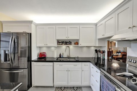 Condo in Tamarac, Florida, 2 bedrooms № 2146933 - photo 4