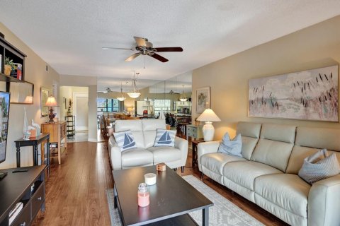 Condo in Tamarac, Florida, 2 bedrooms № 2146933 - photo 12