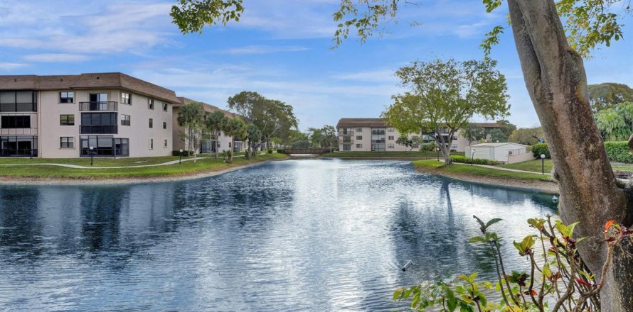 Condo in Tamarac, Florida, 2 bedrooms № 2146933