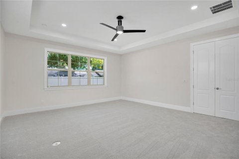 House in Winter Garden, Florida 4 bedrooms, 389.17 sq.m. № 2405087 - photo 16