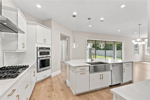 House in Winter Garden, Florida 4 bedrooms, 389.17 sq.m. № 2405087 - photo 12
