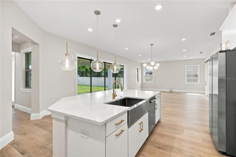 House in Winter Garden, Florida 4 bedrooms, 389.17 sq.m. № 2405087 - photo 11