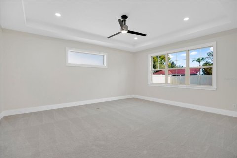 House in Winter Garden, Florida 4 bedrooms, 389.17 sq.m. № 2405087 - photo 15