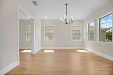 House in Winter Garden, Florida 4 bedrooms, 389.17 sq.m. № 2405087 - photo 3
