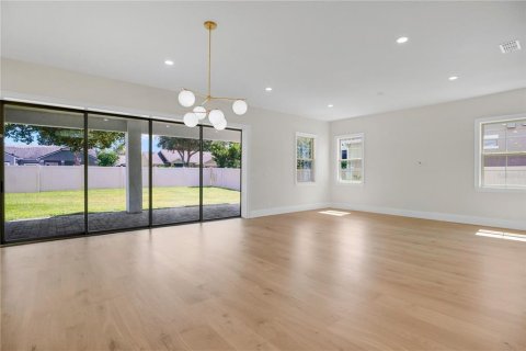 House in Winter Garden, Florida 4 bedrooms, 389.17 sq.m. № 2405087 - photo 5