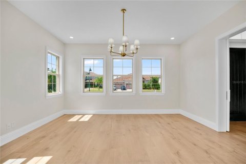 House in Winter Garden, Florida 4 bedrooms, 389.17 sq.m. № 2405087 - photo 4