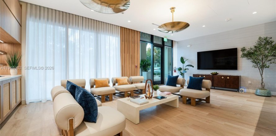 Commercial property in Miami, Florida № 2026253