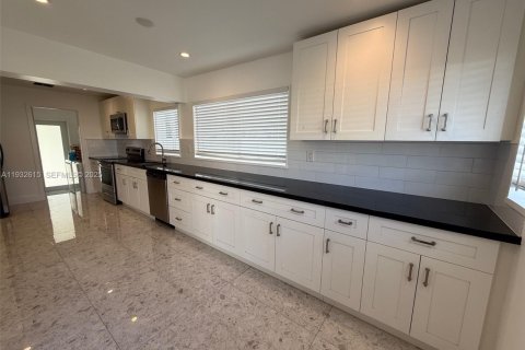 House in Miami, Florida 4 bedrooms, 162.3 sq.m. № 1991136 - photo 8