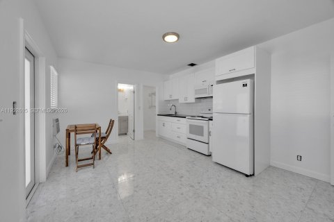 House in Miami, Florida 4 bedrooms, 162.3 sq.m. № 1991136 - photo 24