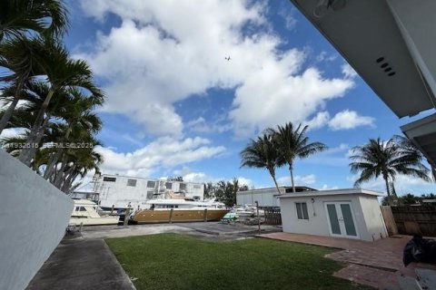 Villa ou maison à vendre à Miami, Floride: 4 chambres, 162.3 m2 № 1991136 - photo 4