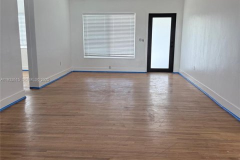 House in Miami, Florida 4 bedrooms, 162.3 sq.m. № 1991136 - photo 14