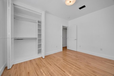 House in Miami, Florida 4 bedrooms, 162.3 sq.m. № 1991136 - photo 22