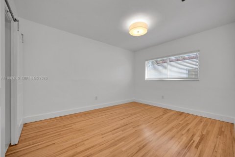 House in Miami, Florida 4 bedrooms, 162.3 sq.m. № 1991136 - photo 20