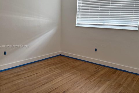 House in Miami, Florida 4 bedrooms, 162.3 sq.m. № 1991136 - photo 11