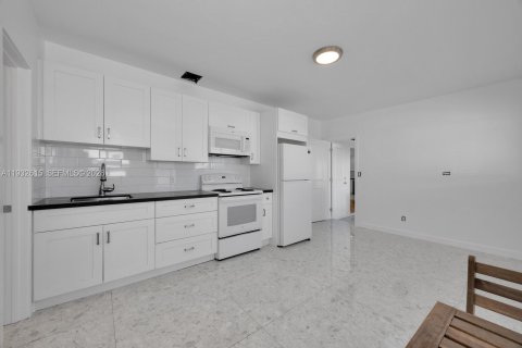 House in Miami, Florida 4 bedrooms, 162.3 sq.m. № 1991136 - photo 27