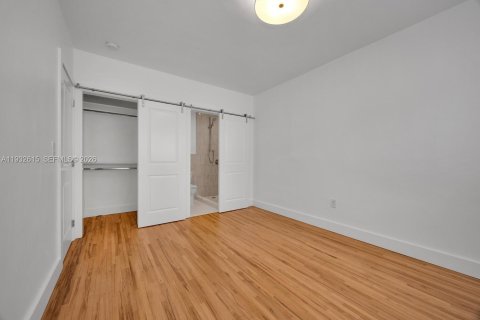 House in Miami, Florida 4 bedrooms, 162.3 sq.m. № 1991136 - photo 17