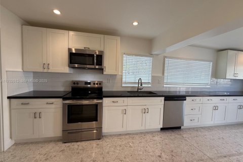 House in Miami, Florida 4 bedrooms, 162.3 sq.m. № 1991136 - photo 9