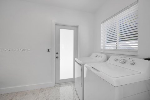 House in Miami, Florida 4 bedrooms, 162.3 sq.m. № 1991136 - photo 29