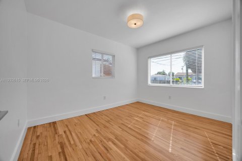 House in Miami, Florida 4 bedrooms, 162.3 sq.m. № 1991136 - photo 21